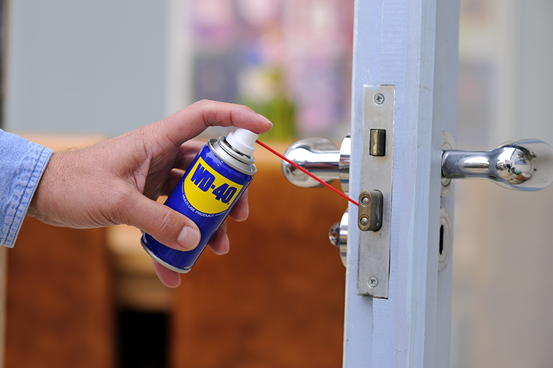 Aprende a lubricar las cerraduras y bisagras de tus puertas
