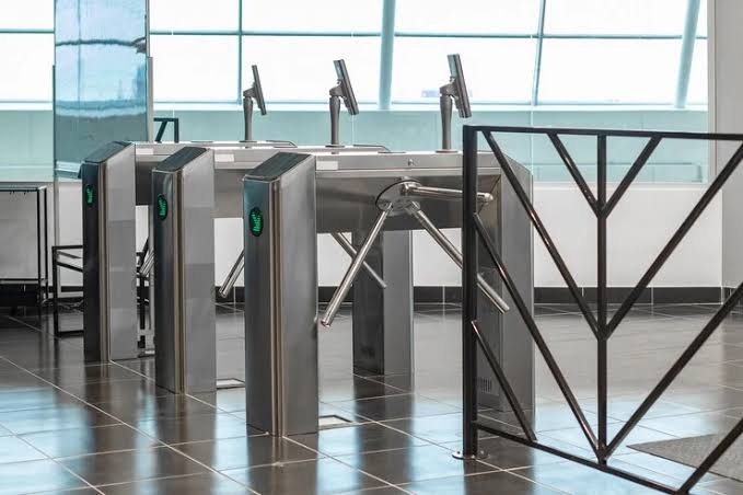 Cómo funcionan los torniquetes de control de acceso